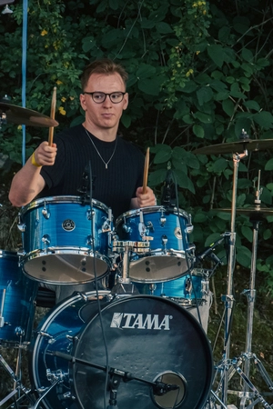 Student při bubenické lekci